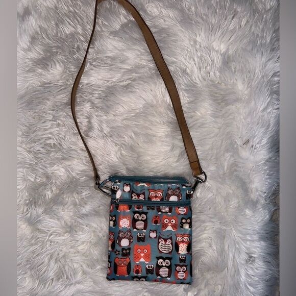 🦉 Chumbak Owl Print Crossbody Bag
Adorably functional & full of pockets! - Picture 2 of 6